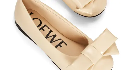 Las sandalias con lazada acolchada de Loewe: c&oacute;mo ir a la moda por partida doble