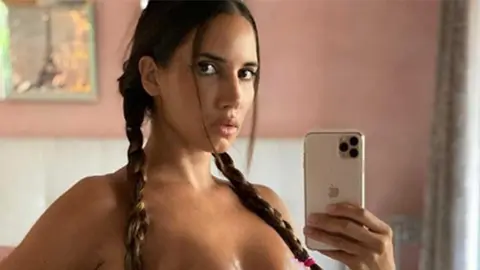 India Mart&iacute;nez - Posado en Instagram