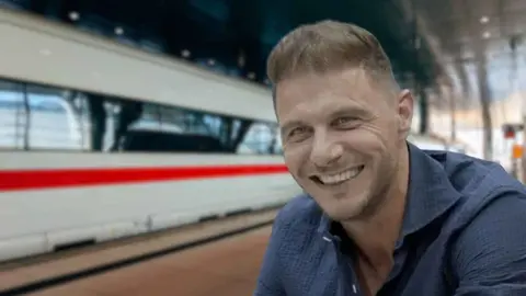 Las tres mujeres que acompa&ntilde;ar&aacute;n a Joaqu&iacute;n en su nueva vida fuera de Sevilla