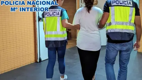 Una mujer agrede a su marido con un cuchillo y termina mordiendo a 2 polic&iacute;as en C&aacute;diz