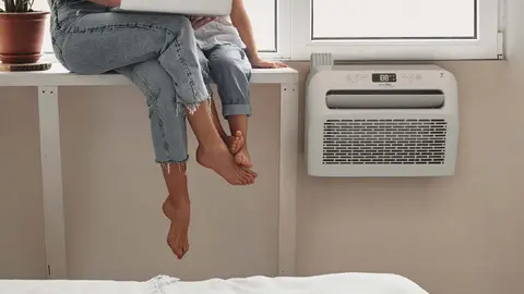 Carrefour rebaja el aire acondicionado port&aacute;til que va colgado en la ventana