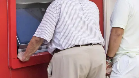 Santander y BBVA anticipan el d&iacute;a de pago de las pensiones en agosto de 2023