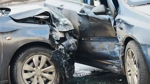 Brutal choque de veh&iacute;culos en Granada. Estas son las consecuencias para las personas afectadas