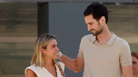 Sergio Rico y Alba Silva a la salida del hospital