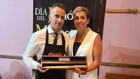 Juan Carlos Garrido con el cuchillo de plata