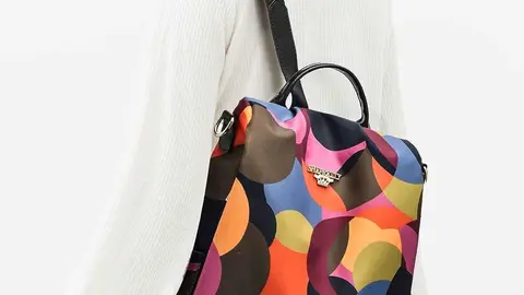 Bombazo en Amazon - mochila antirrobo estilo Desigual y resistente al agua por 22,87 euros