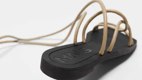 Mango dise&ntilde;a unas sandalias que puedes at&aacute;rtelas como si fueran romanas