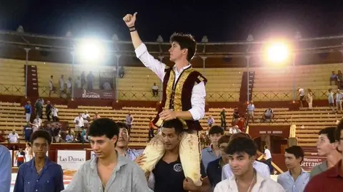 Esa&uacute; Fern&aacute;ndez a hombros | Foto: Marciano Bre&ntilde;a