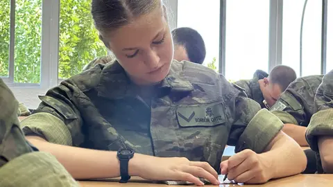 La Princesa Leonor llevando el reloj de Decathlon. Foto v&iacute;a CASA DE S.M EL REY
