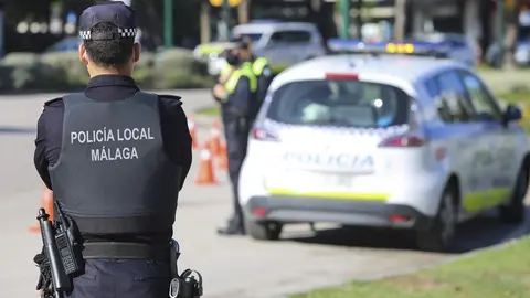 Un guardia civil fuera de servicio golpea con la placa en la cara a un polic&iacute;a local en M&aacute;laga