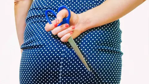 Una mujer con unas tijeras