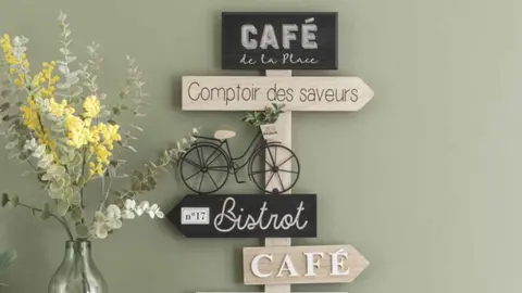 Decoraci&oacute;n de pared con direcciones CAF&Eacute; de Maisons du Monde