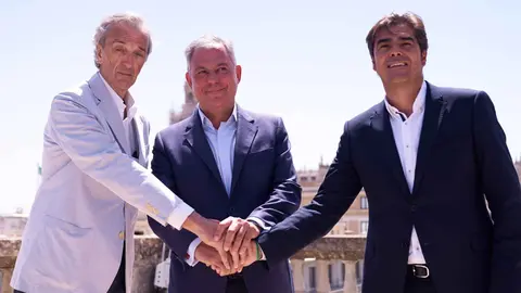 El presidente del Real Betis, &Aacute;ngel Haro, junto al alcalde de Sevilla, Jos&eacute; Luis Sanz, y al arquitecto Rafael de La-Hoz | Foto: RBB