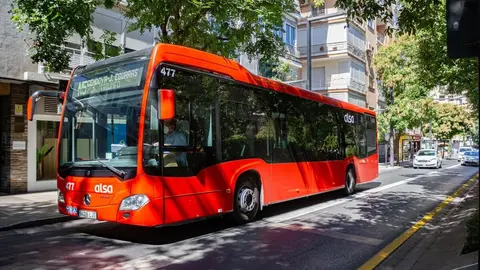 Terrible accidente entre un autob&uacute;s urbano y un turismo en Granada. Estas son las consecuencias