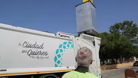 Cami&oacute;n de la basura en Rota