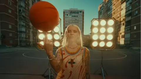 La inesperada colaboraci&oacute;n del DJ Marshmello con la colombiana Young Miko con el tema 'Tempo'