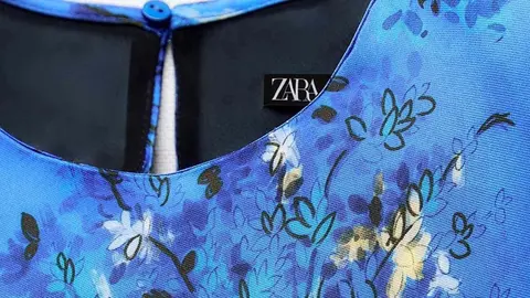 Vestido satinado estampado de Zara