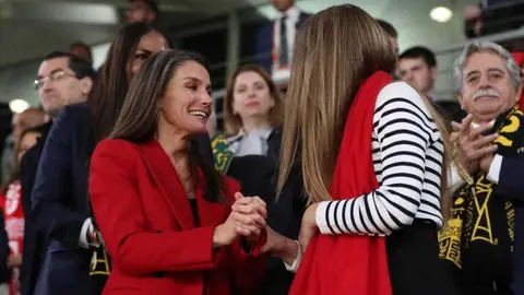 Reina Letizia traje chaqueta rojo