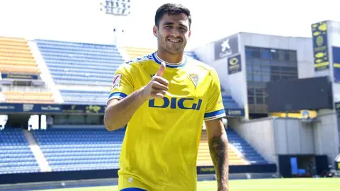 Maxi G&oacute;mez posa con los colores del C&aacute;diz CF en su presentaci&oacute;n | Maxi G&oacute;mez