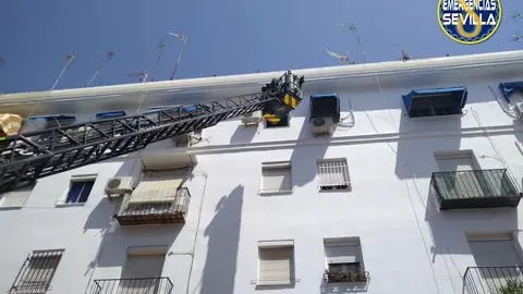 P&aacute;nico en Sevilla. En llamas una vivienda de un bloque de varias plantas
