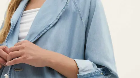 La chaqueta larga y vaquera de Stradivarius que es un &eacute;xito en ventas este septiembre