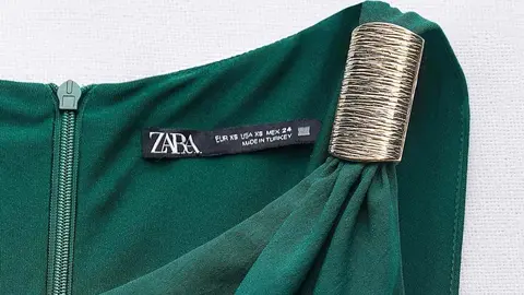 Vestido asim&eacute;trico pieza met&aacute;lica de Zara