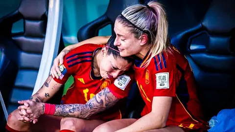 Alex Putellas consuela a Jennifer Hermoso