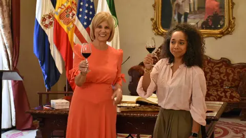 Mar&iacute;a Jos&eacute; Garc&iacute;a-Pelayo y Julissa Reynoso, embajadora de Estados Unidos | Foto: Noelia Herrera (Jonocla) para El MIRA
