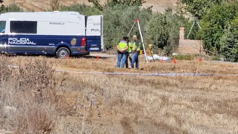 Efectivos del &aacute;rea de subsuelo de la Polic&iacute;a Nacional investigan el fondo del pozo en el Cortijo de Ducha