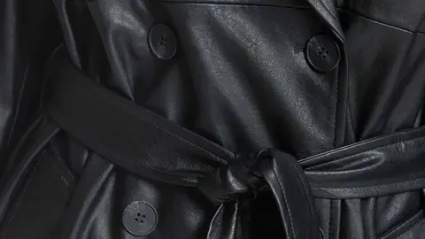 Abrigo trench efecto piel de Bershka