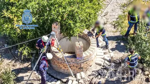 Rescate del cuerpo del pozo junto al Cortijo de Ducha | Polic&iacute;a Nacional