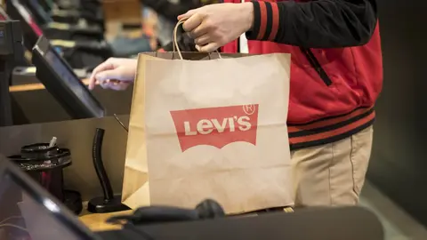 Comprando en tienda Levis