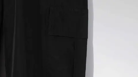 Parfois se olvida de los bolsos y se lanza a un pulso con Inditex con este pantal&oacute;n parachute
