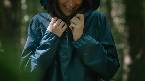 La chaqueta de 10,99 euros de Decathlon que arrasa en todo el mundo y cabe en el bolso