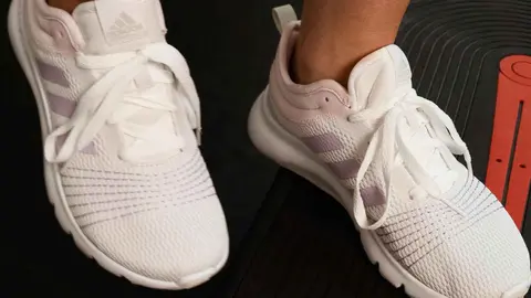 La zapatilla blanca de Adidas al 35% de descuento en Decathlon que arrasa en ventas este oto&ntilde;o