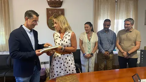 Almudena Mart&iacute;nez entrega a Miguel Molina un libro sobre C&aacute;diz