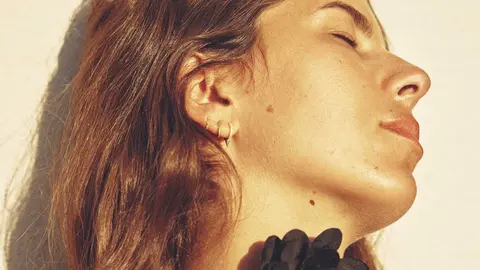 Flor cuello cord&oacute;n de Zara