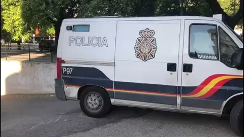 Furg&oacute;n policial llegando a los juzgados