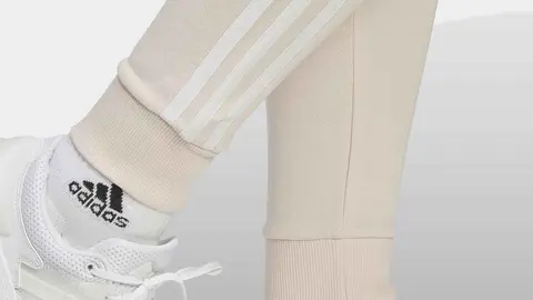 Pelotazo de El Corte Ingl&eacute;s - el pantal&oacute;n Adidas con corte entallado, tirado de precio al 50%