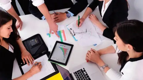 Delf&iacute;n Grupo busca personal en Andaluc&iacute;a. Requisitos y salario