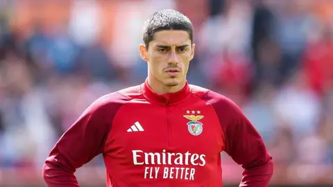 Tiago Gouveia con la el&aacute;stica del SL Benfica