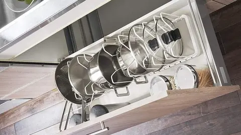 El accesorio de Carrefour m&aacute;s &uacute;til para guardar las sartenes y ollas en la cocina