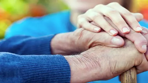 Andaluc&iacute;a precisa auxiliares de ayuda a domicilio. Lo que debes saber de las ofertas de trabajo