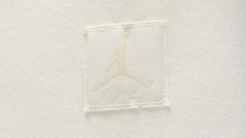 Vuelve la tendencia retro de Jordan con el pantal&oacute;n blanco de Nike para montarte un bonito outfit