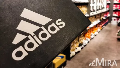 Caja de zapatillas de Adidas