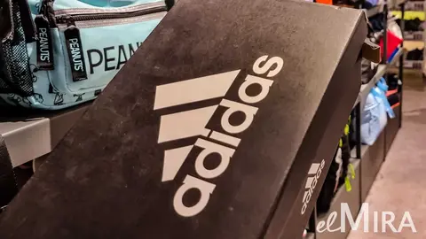 Caja de zapatillas de Adidas