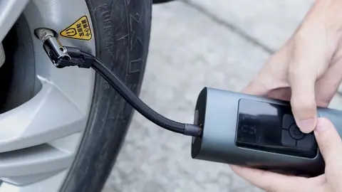 Adi&oacute;s a ir a la gasolinera a inflar ruedas: en Amazon arrasa este mini inflador de aire port&aacute;til