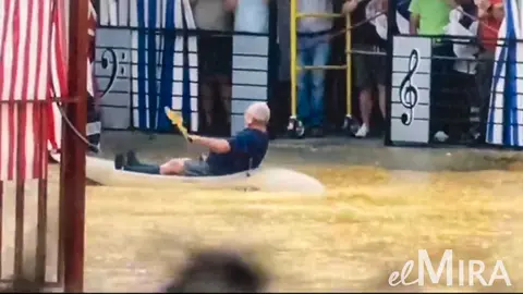 Un hombre en kayak en el recinto ferial de Guillena