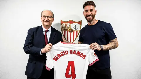 Sergio Ramos posa junto a Pepe Castro tras su regreso a Nervi&oacute;n | Sevilla FC
