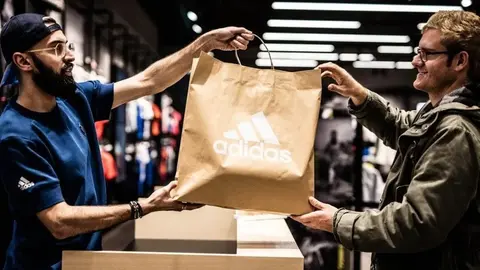 Un vendedor en la tienda Adidas